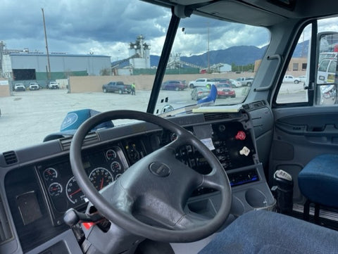 2009 Freightliner Columbia Sleeper Semi Tractor